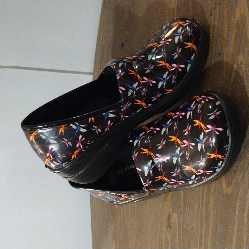 Women's easy street dragonfly slip on shoes size 10 Medium